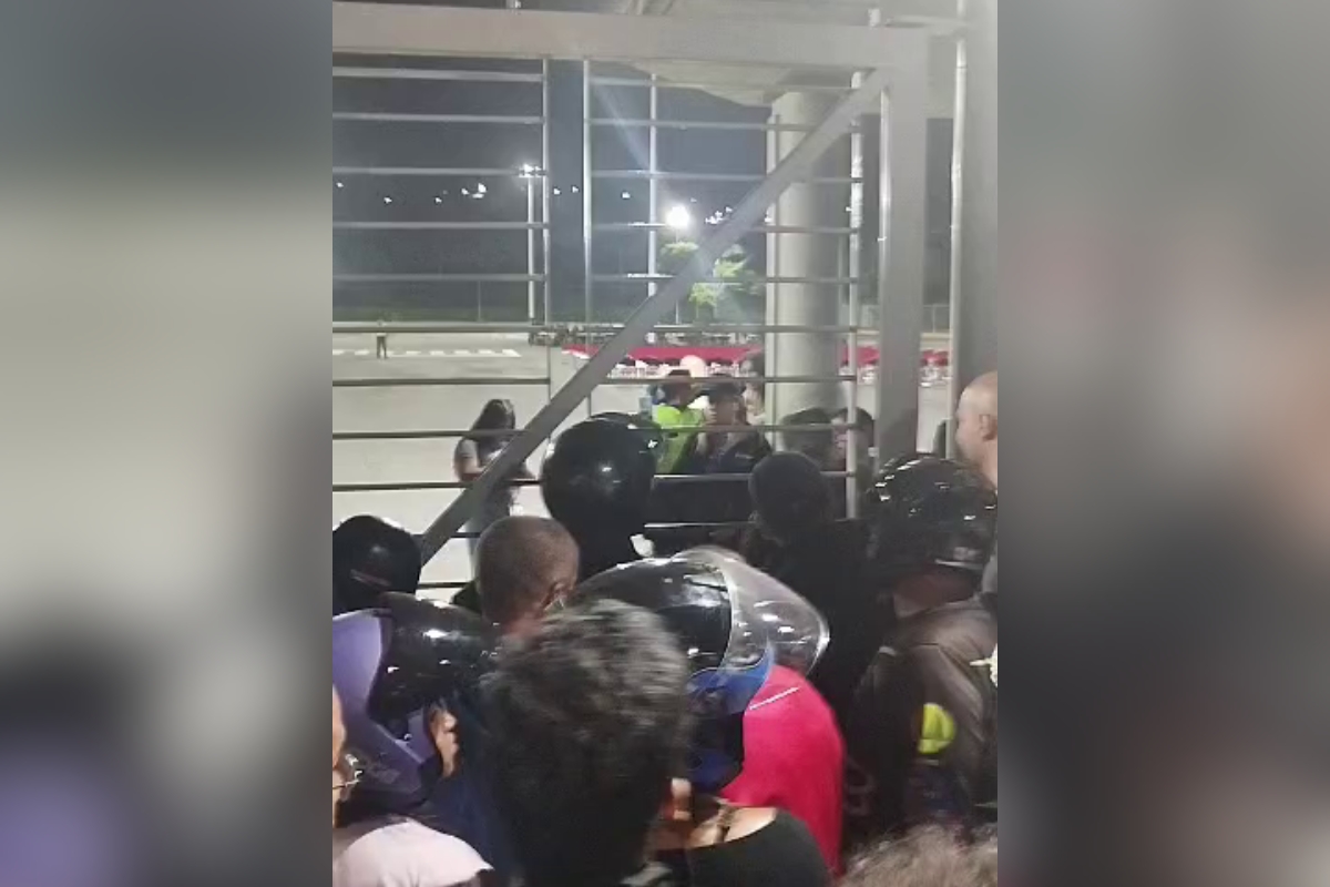 VIDEOS: Tensión en el Poliedro por suspensión del registro de voluntarios para La Guaira