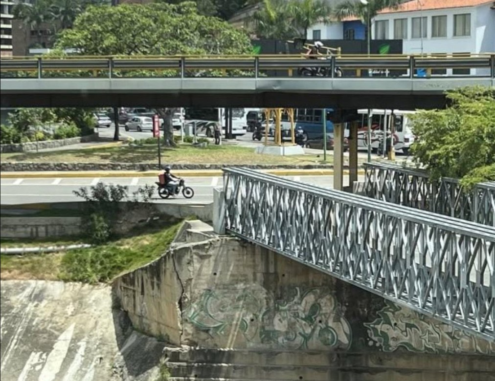 Desmontan puente de guerra en Las Mercedes para llevarlo a La Guaira (FOTO)