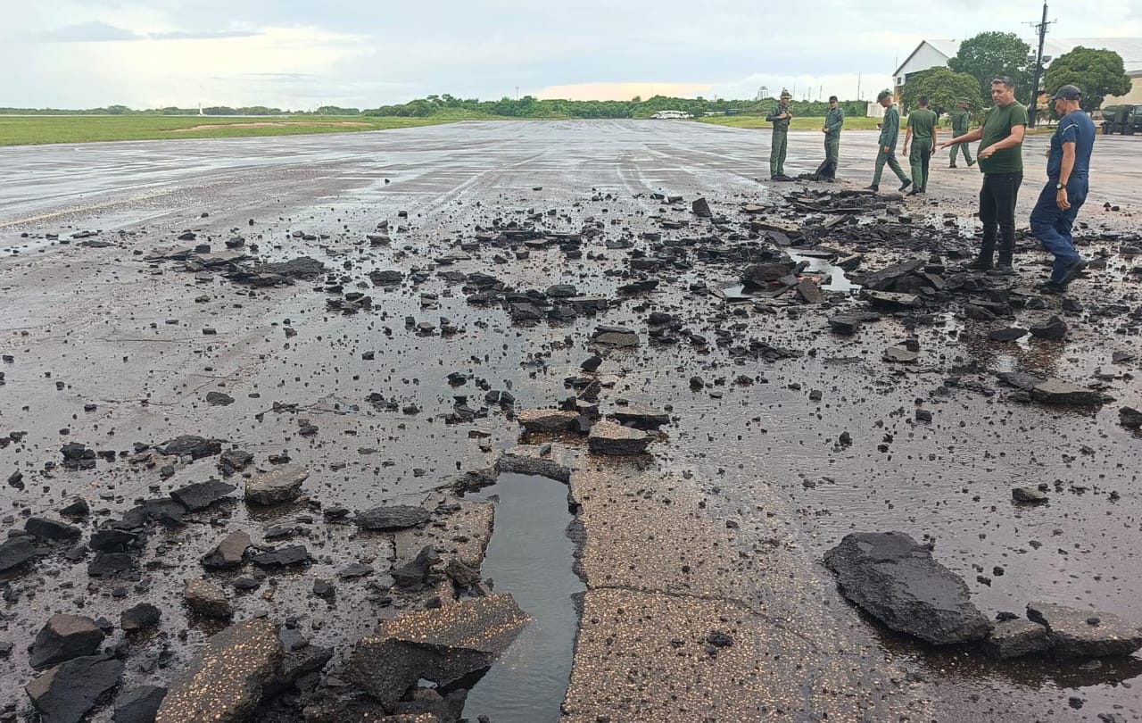 IMÁGENES: Así quedó pista de base aérea en Puerto Ordaz tras fulminante impacto de un rayo