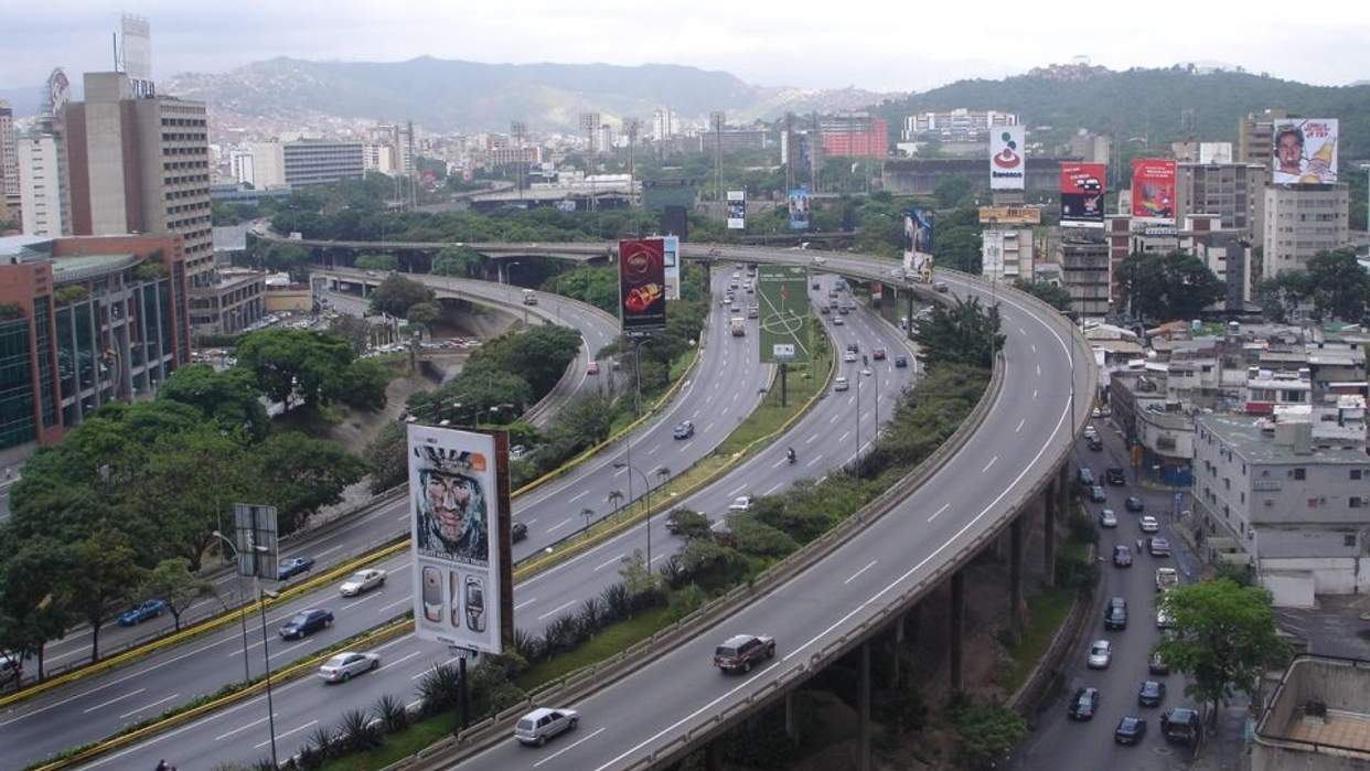 Motorizado murió tras impactar contra un camión estacionado en la autopista Francisco Fajardo