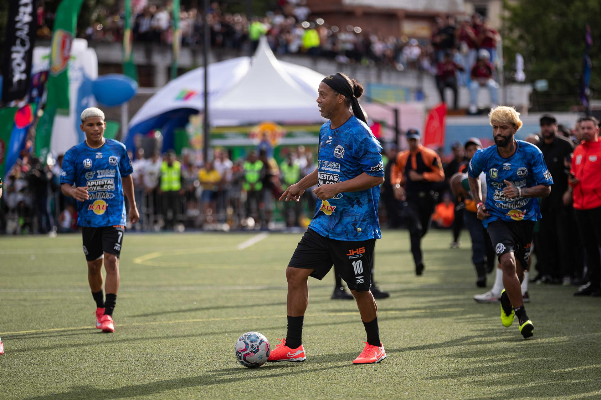 Ronaldinho derrochó toda su magia ante una multitud en Petare