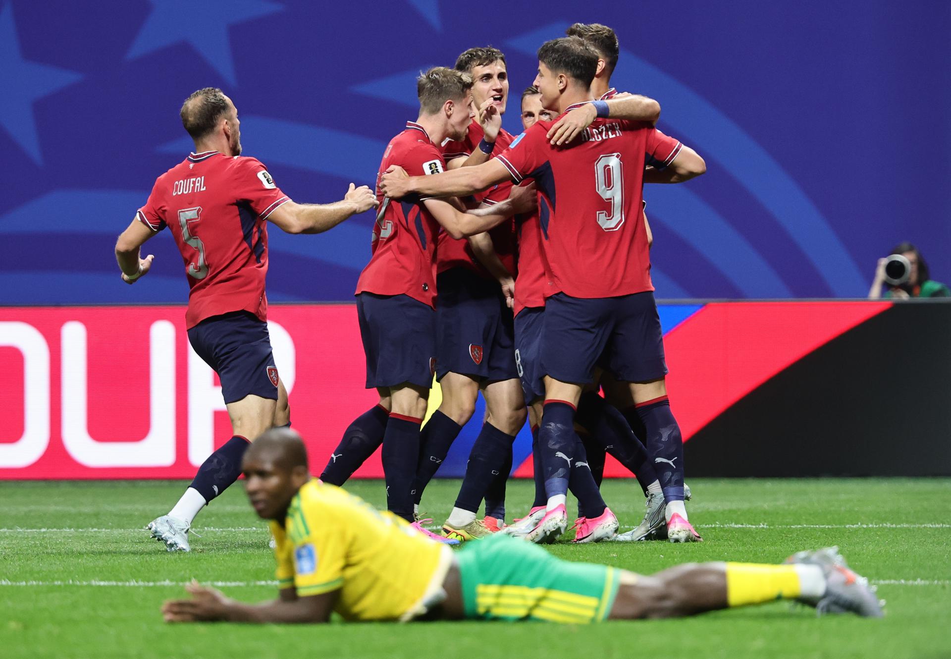 Sudáfrica y República Checa empataron, pero quedaron en comprometedora situación en el Mundial