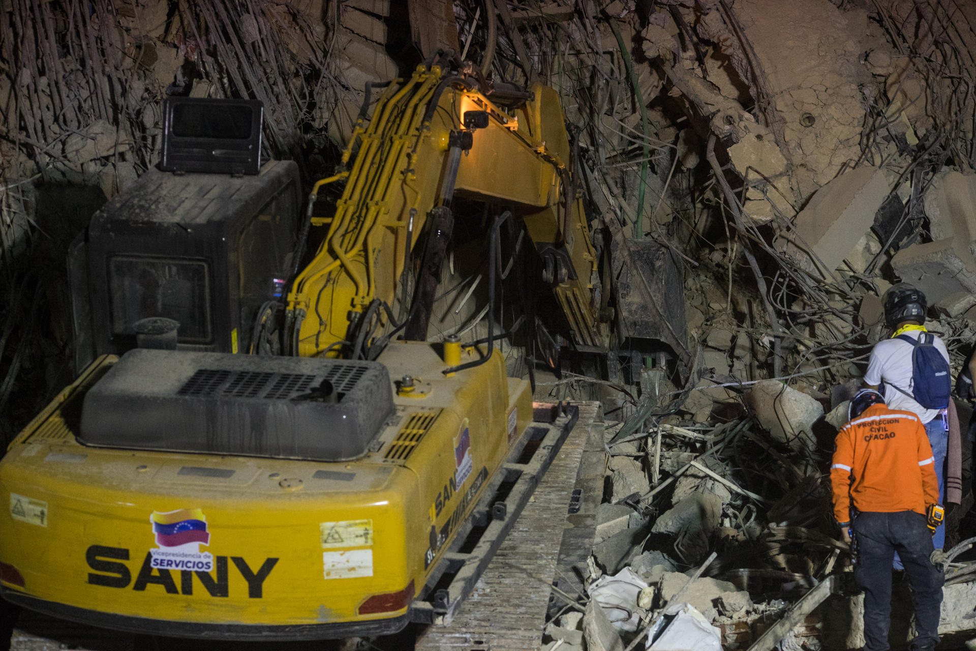 Helicópteros y excavadoras transforman las labores de búsqueda en medio de la tragedia