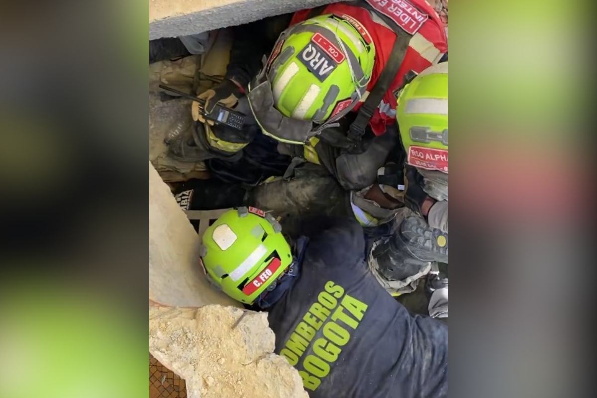 Equipo de rescate colombiano salva a un niño de 11 años en La Guaira