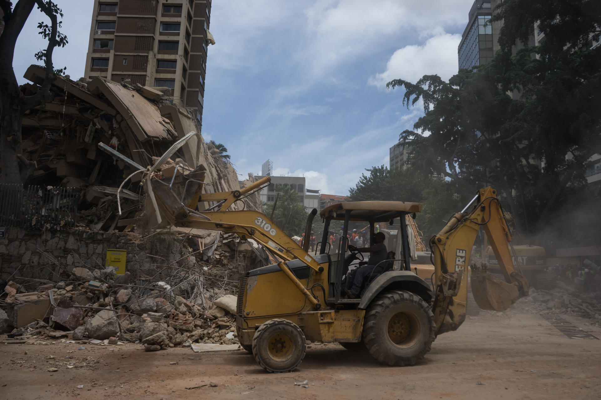España confirma dos muertos y 80 desaparecidos tras los terremotos