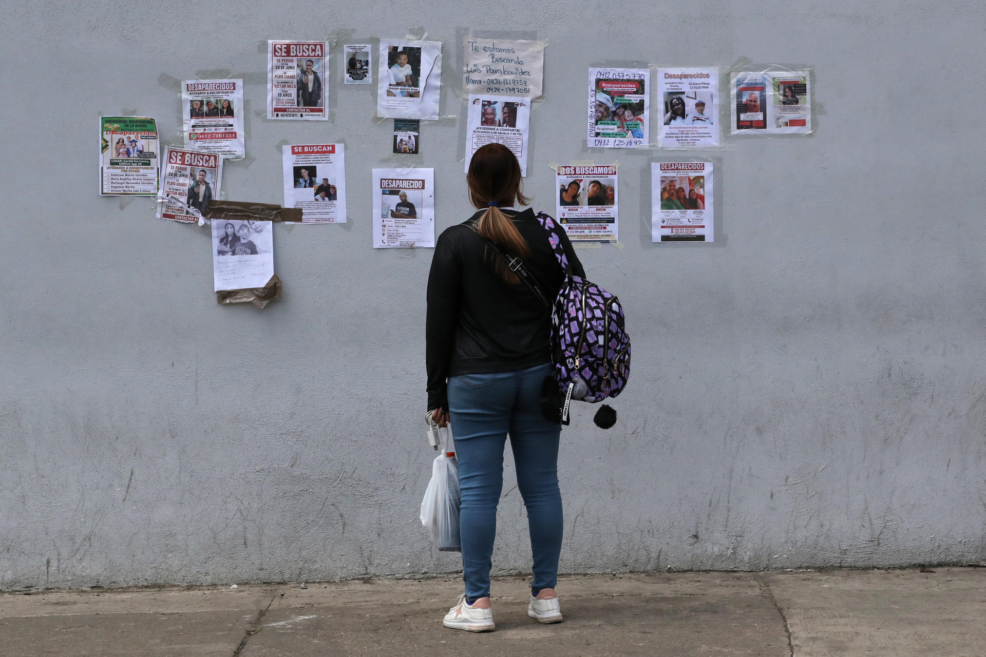 Delcy empezó a prometer casas cuando todavía buscan sobrevivientes entre los escombros