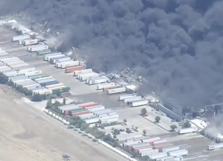 VIDEO: Un incendio en un almacén médico de California provoc