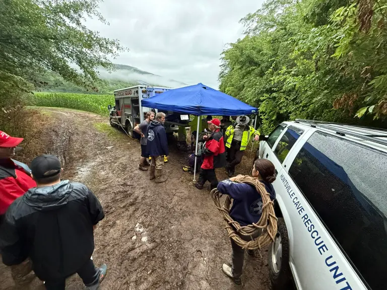 El rescate de 14 personas tras inundarse cuevas po