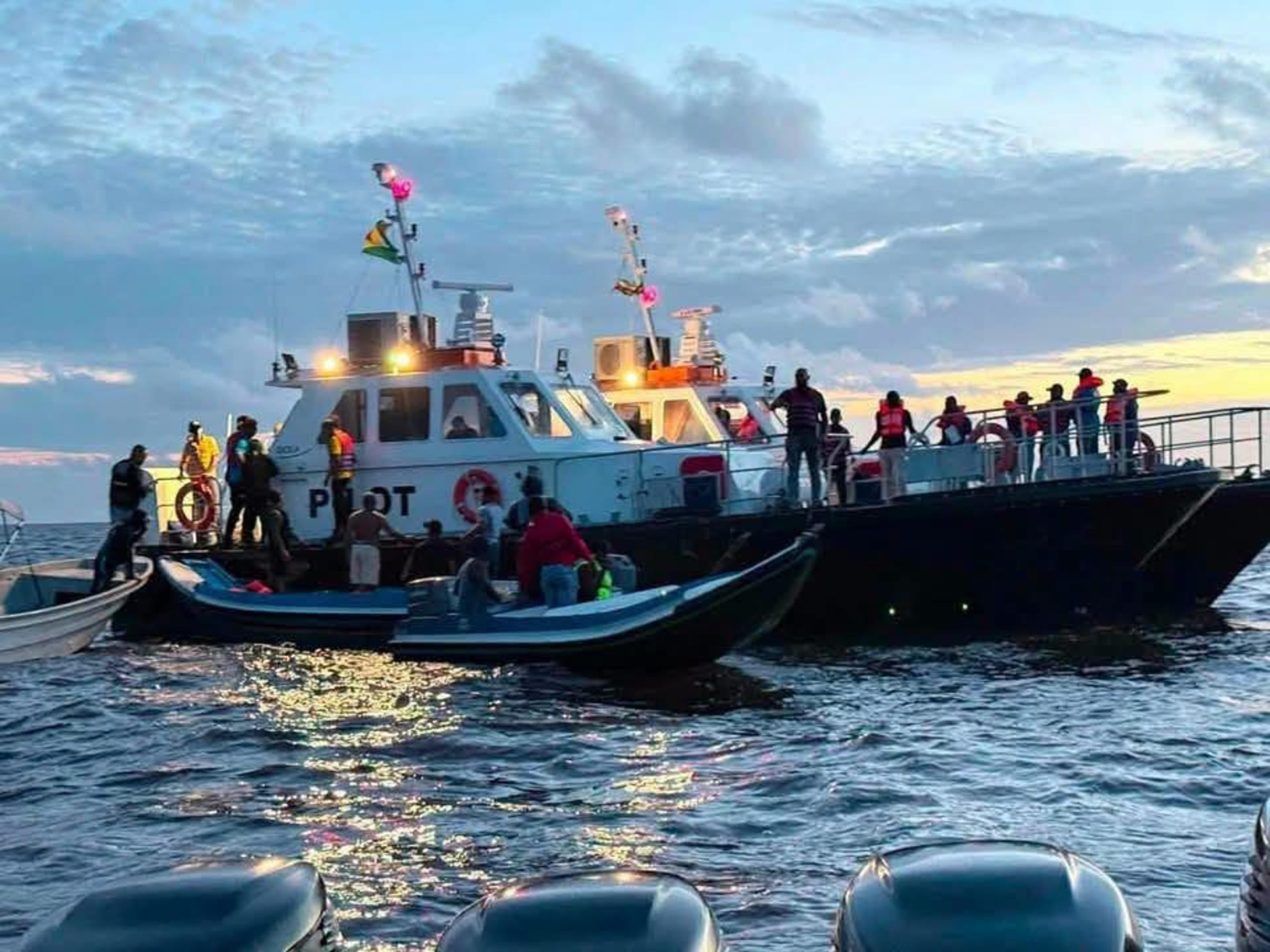 Detuvieron a tres personas por presunta responsabilidad en el mortal naufragio de un ferry en Guyana