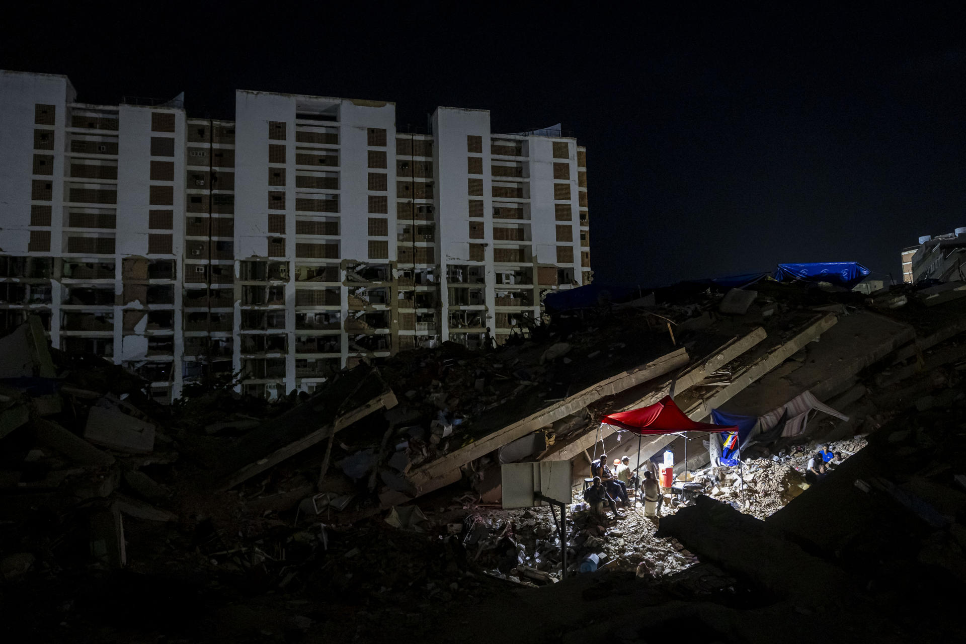 La tragedia persiste: 6.000 personas permanecen a la intemperie un mes después de los terremotos