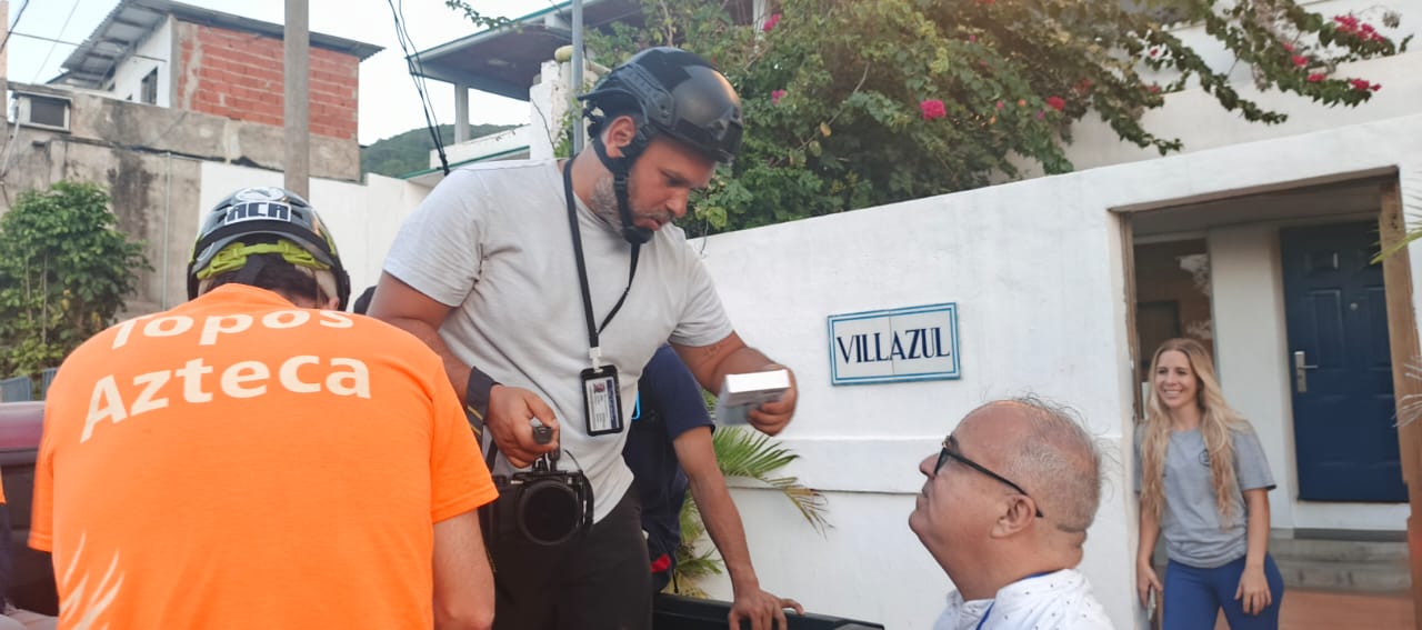 CNP Caracas y Venezuelan Press entregan baterías portátiles a periodistas tras el terremoto