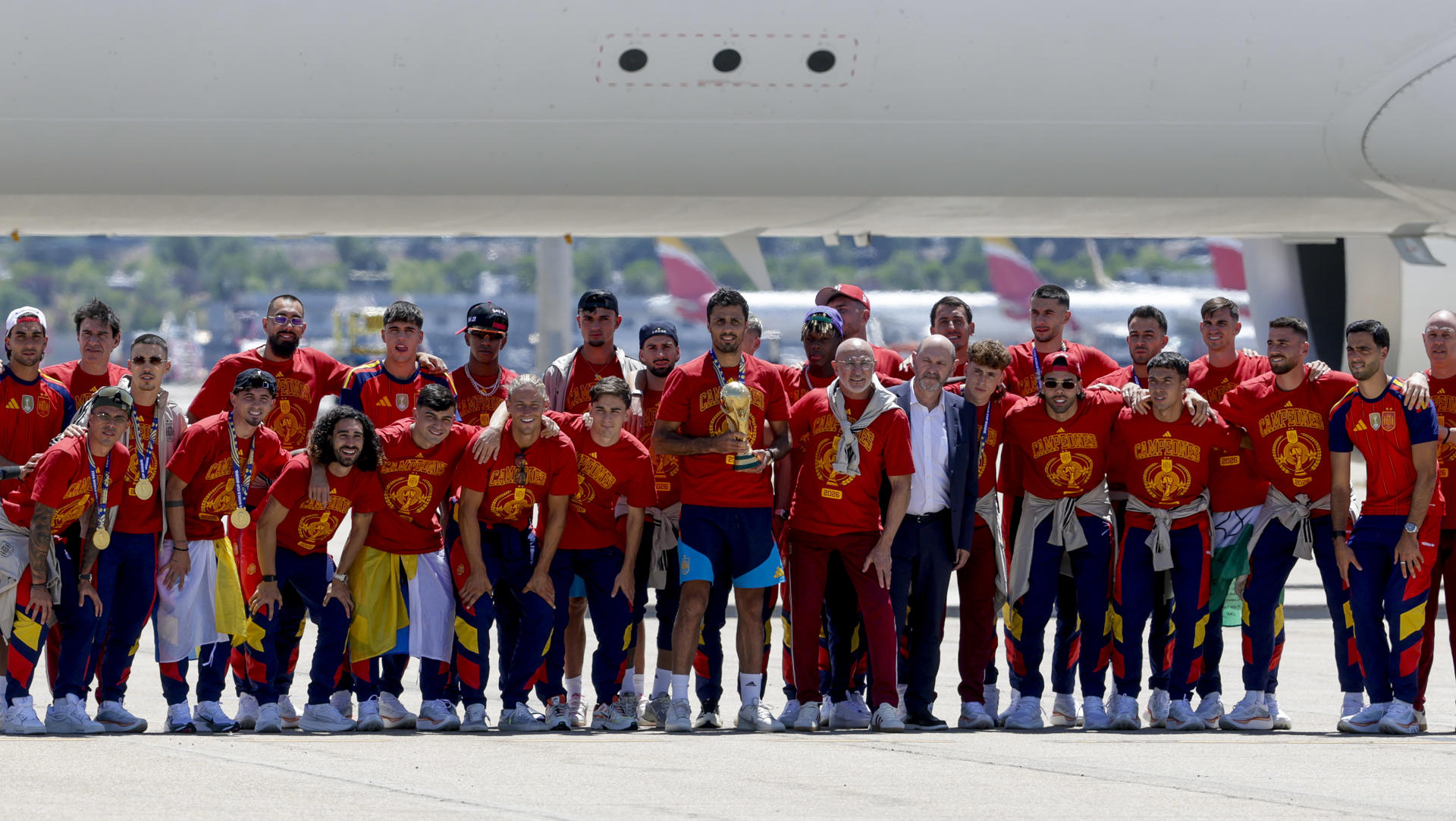 La Roja aterrizó en España: la Copa del Mundo ya está en Madrid (Imágenes)