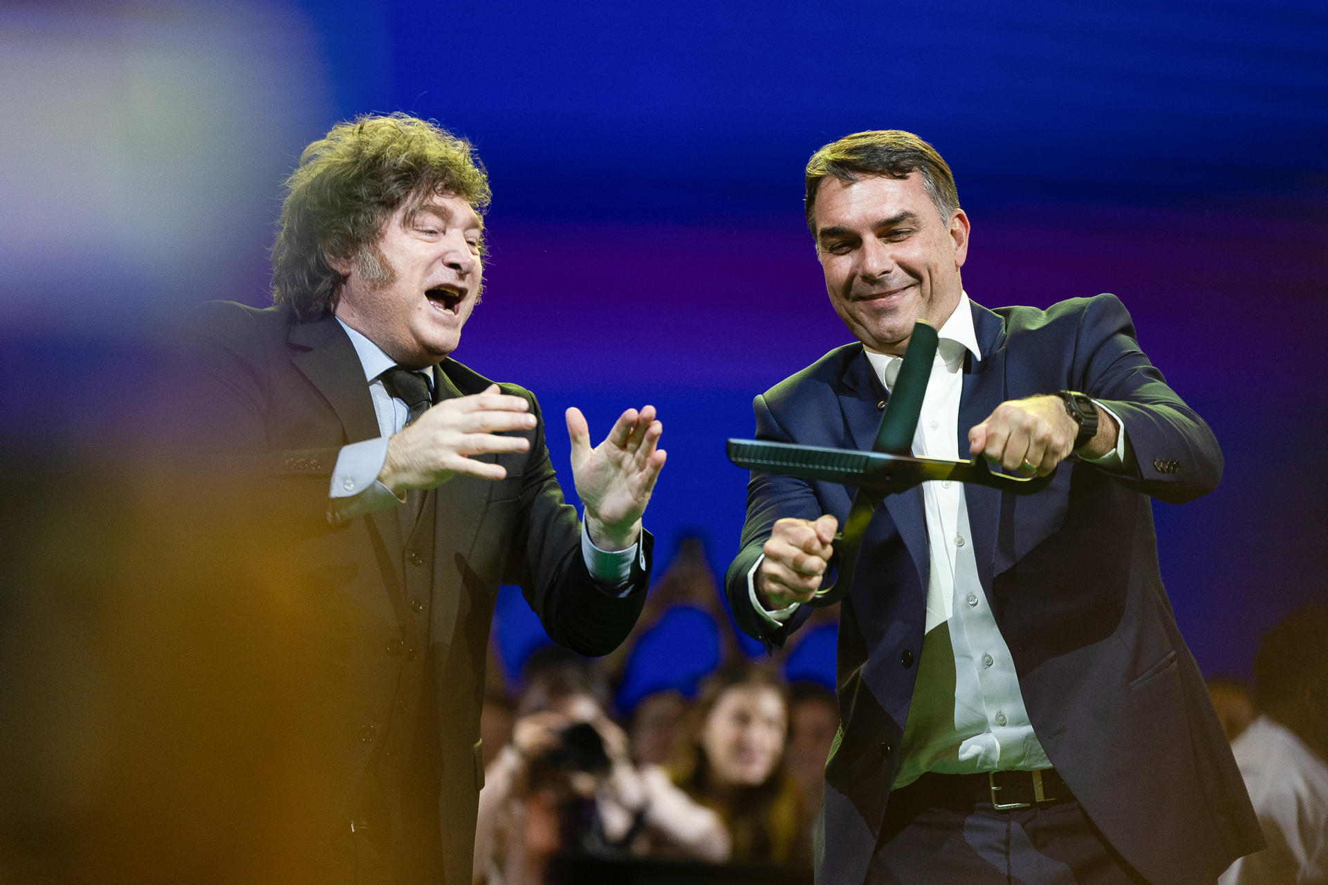 Milei carga contra Lula y pide a Flávio Bolsonaro "parar a la basura socialista" en Brasil