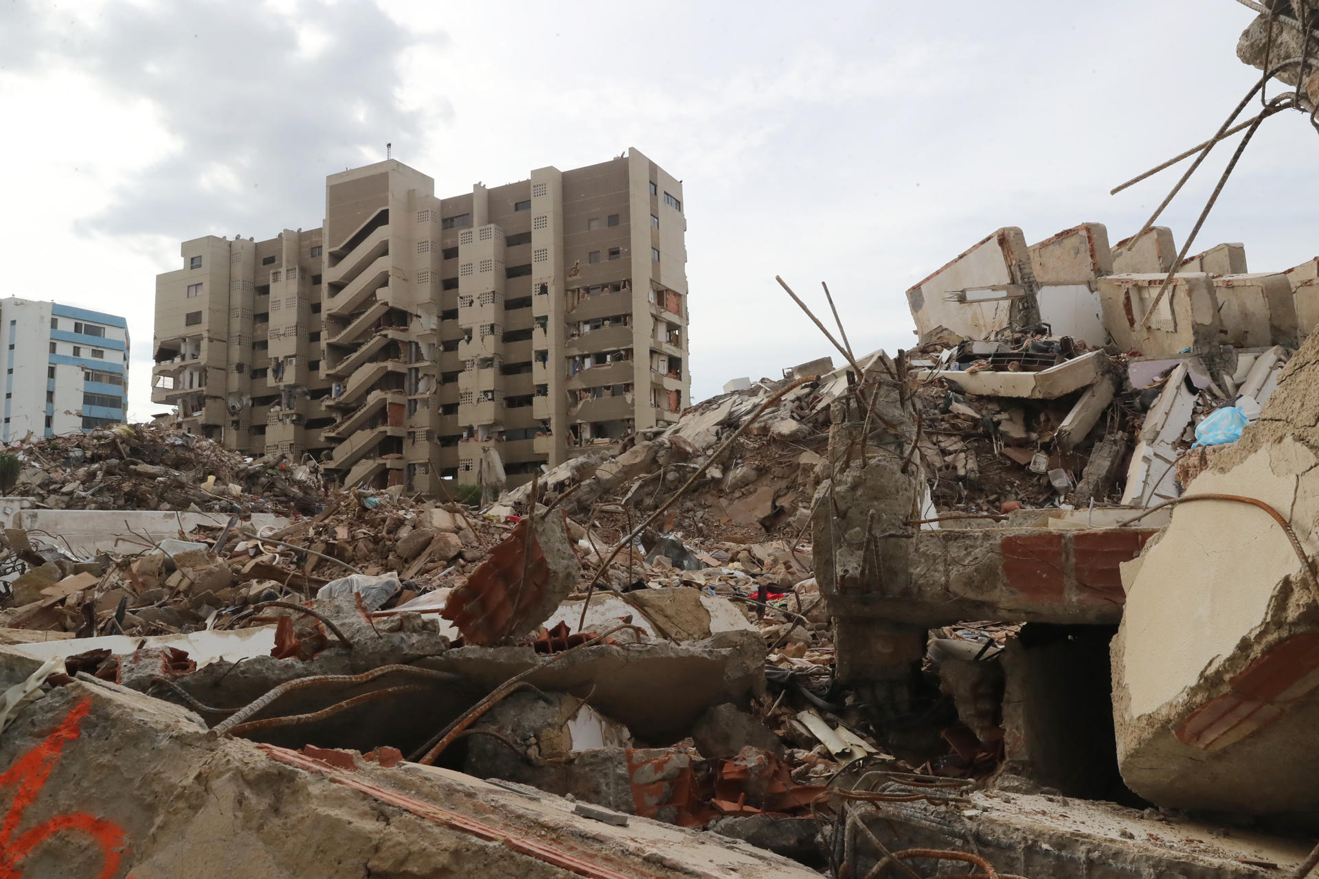 "Nos dejaron solos": la desgarradora historia del padre que encontró el cuerpo de su hija 20 días después de los terremotos