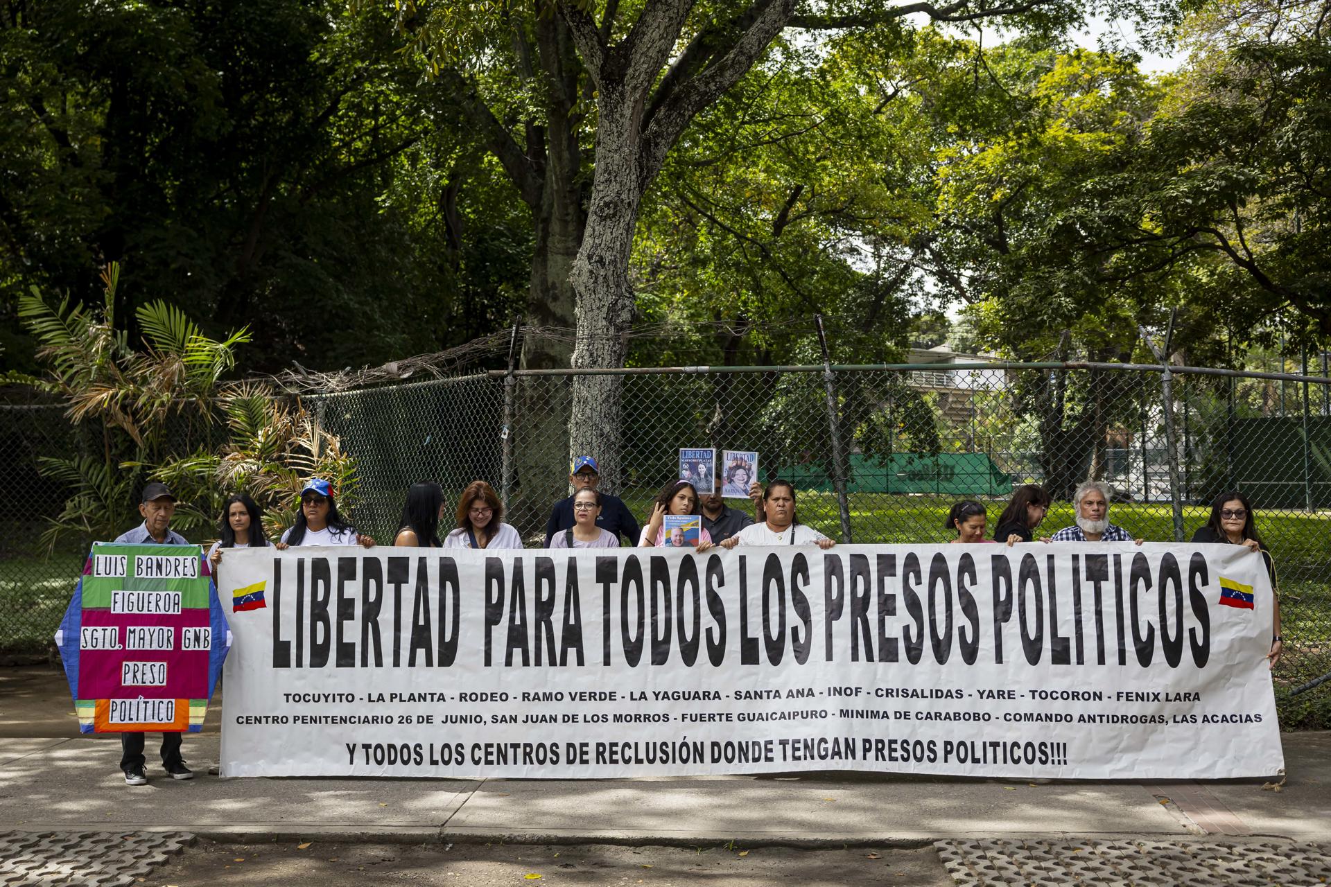 Familiares de presos políticos trancaron autopista Francisco Fajardo en Caracas este #21Jun (VIDEO)