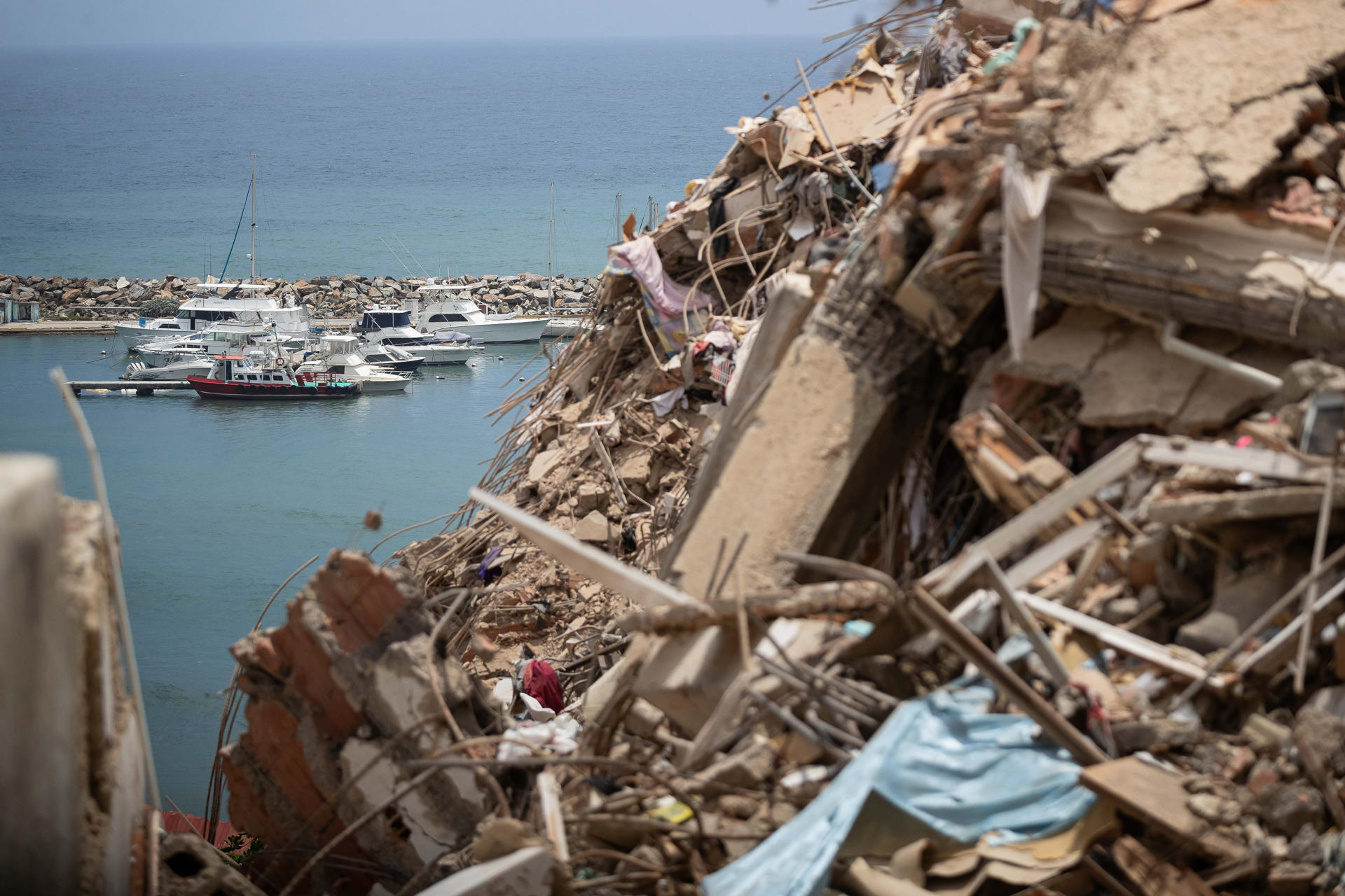 ONG Vitalis advierte sobre riesgos de verter escombros al mar