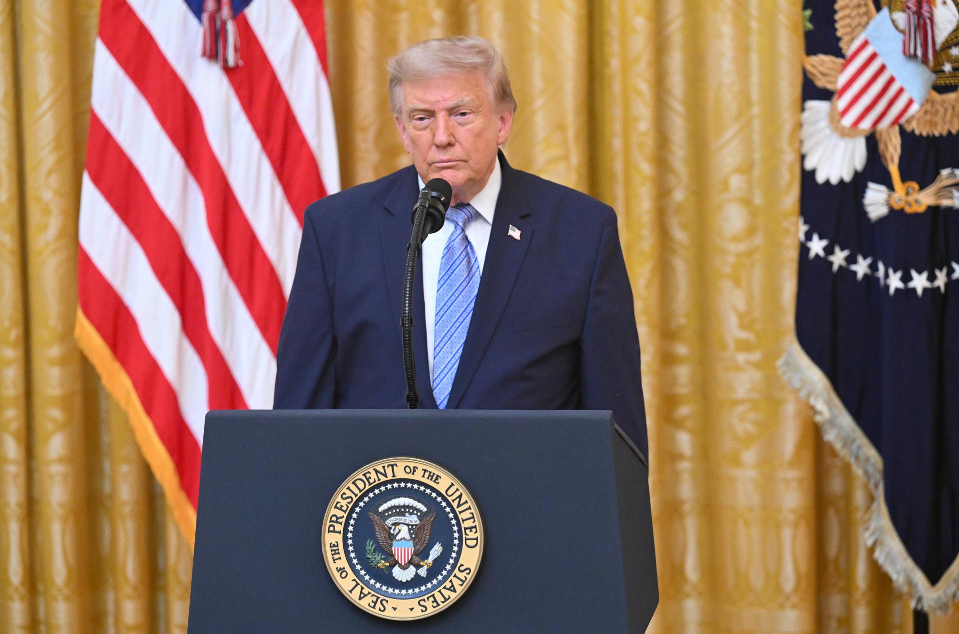 Trump despidió a su operador de teleprompter por apostar ilegalmente sobre sus discursos