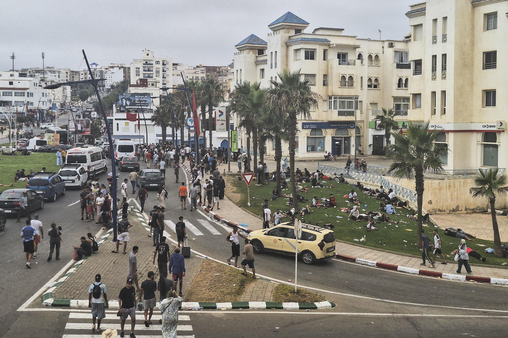 Miles de migrantes regresan a Marruecos tras una noche de violencia en frontera con Ceuta