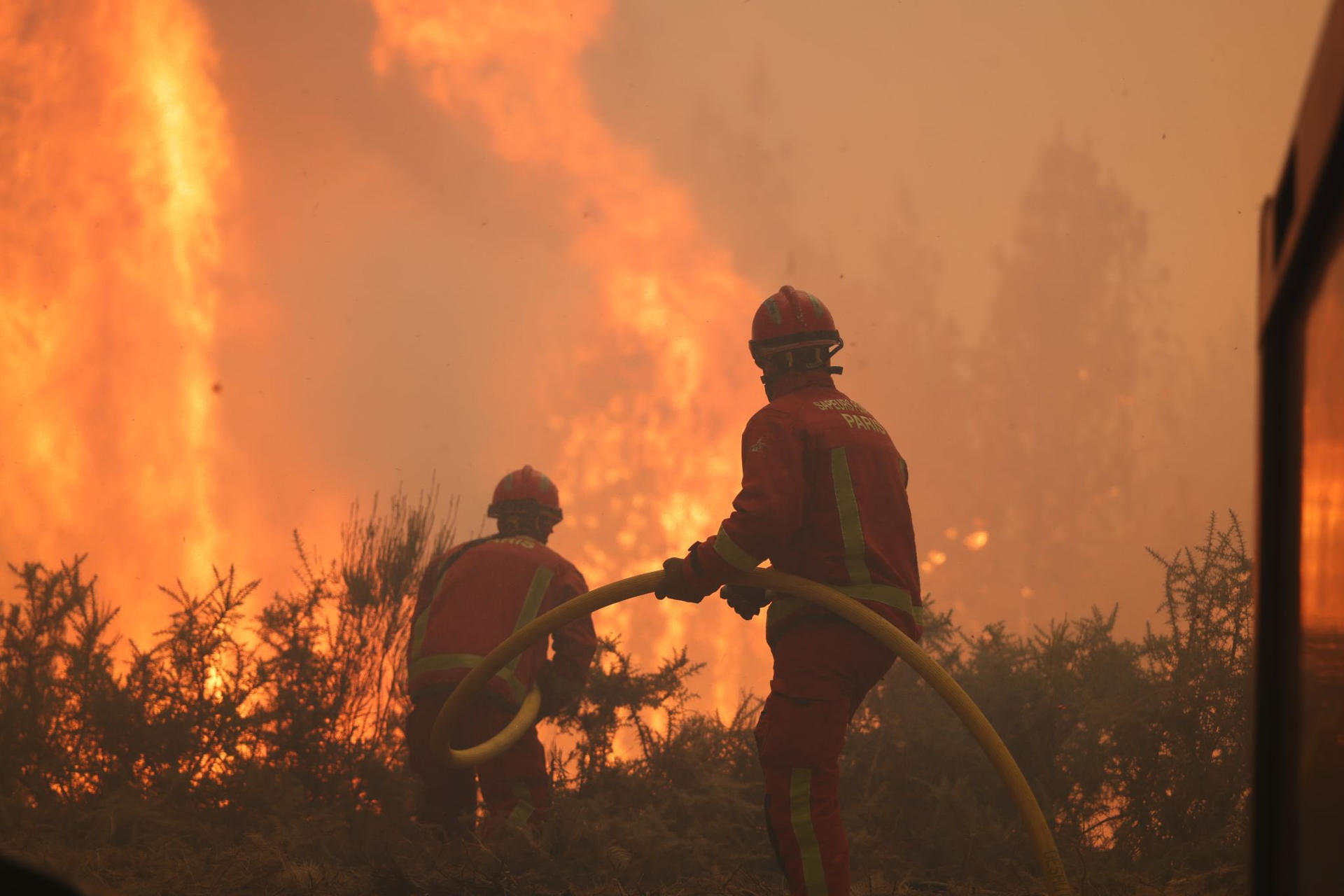 Qué es el peligroso fenómeno del "dragón de las nubes" que generó el fuego en Francia