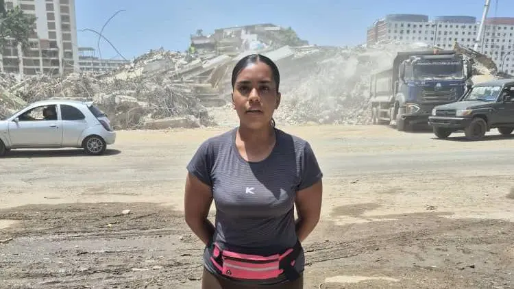 La joven que lleva tres semanas sin apartarse de los escombros donde se encuentran sus familiares