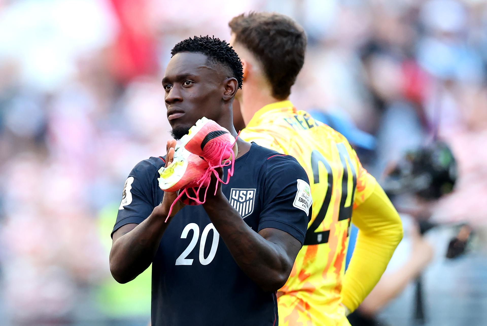 Balogun rompió el silencio sobre la tarjeta roja que Fifa le quitó tras llamada de Trump