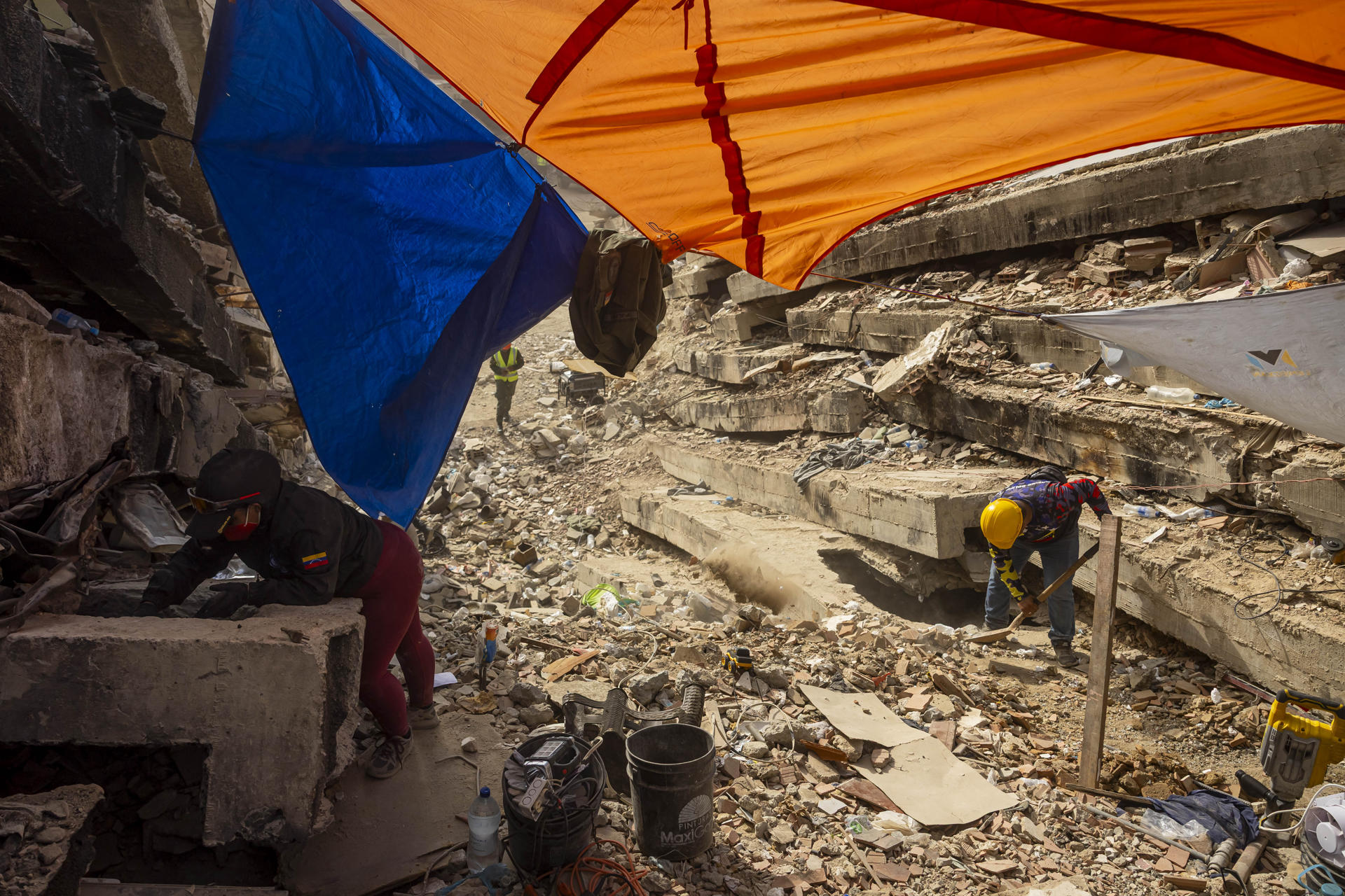 ¿Qué se establece legalmente sobre la presunción de muerte y posesión de bienes tras los terremotos?