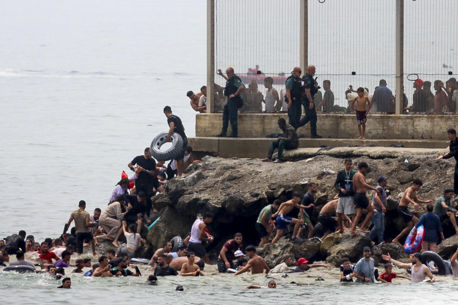 Marruecos recurrió a gases lacrimógenos y cañones de agua para frenar ola migratoria hacia Ceuta