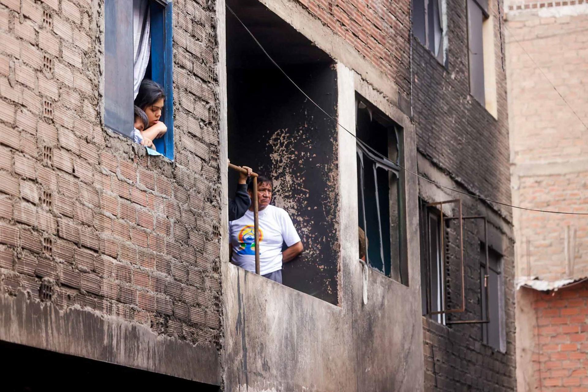 Incendio en un barrio dejó al menos 10 muertos en Lima