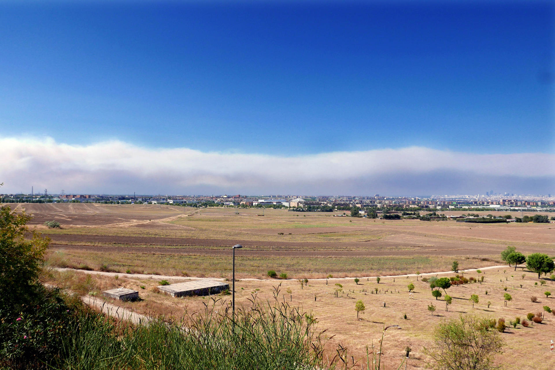 El cielo de Madrid se enturbia con el humo de los incendios forestales