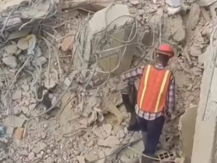 Encontró el cuerpo de su hija entre los escombros el día de su propio cumpleaños