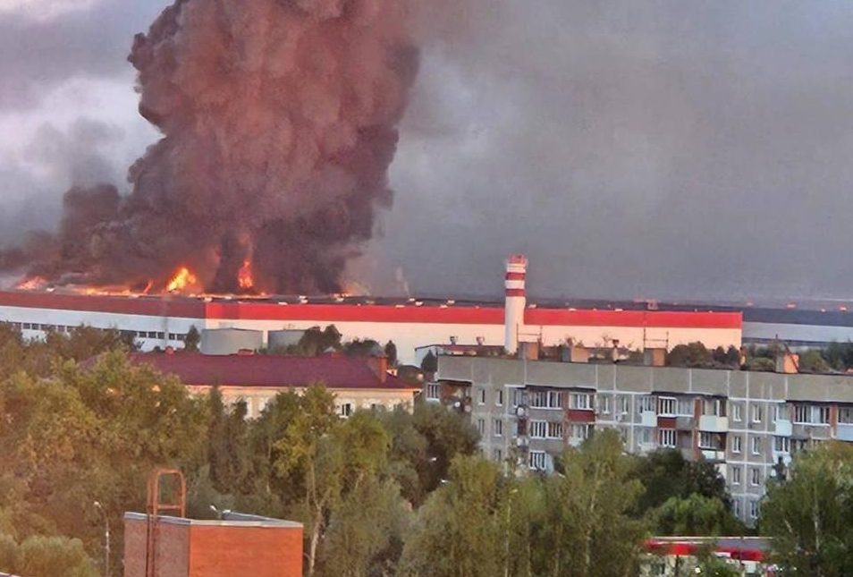 VIDEO: masivo ataque ucraniano contra Rusia causó incendios en instalaciones industriales