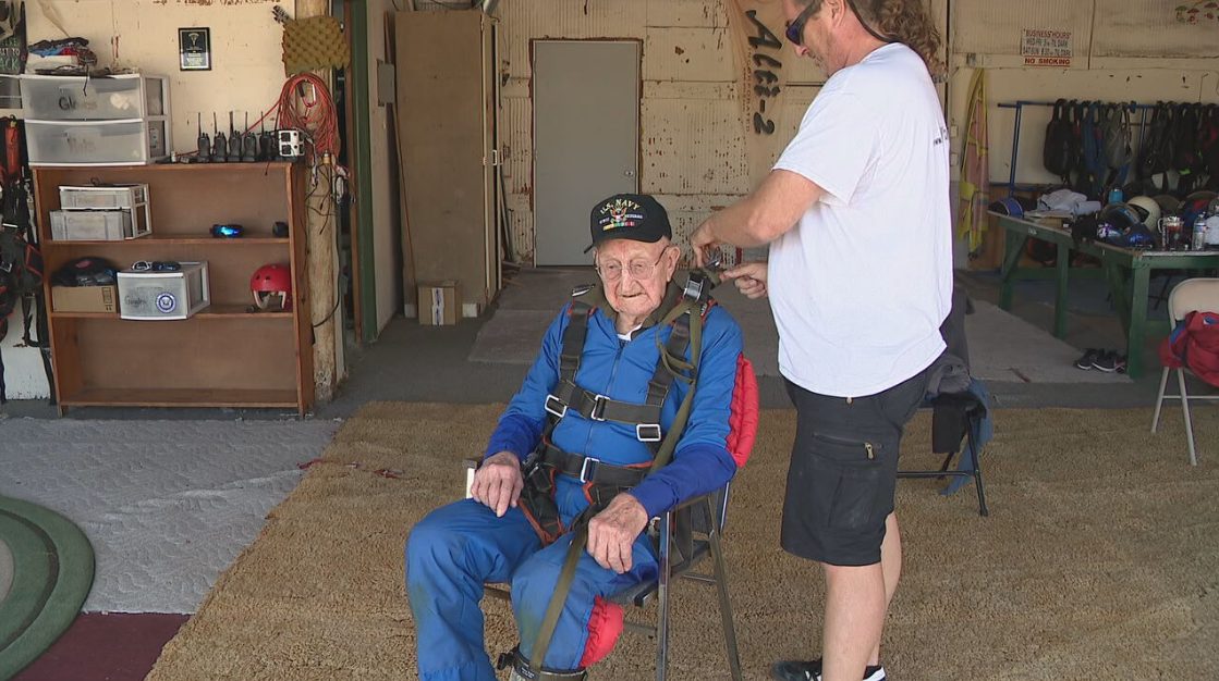 VIDEO: abuelo celebró su cumpleaños 105 lanzándose en paracaídas