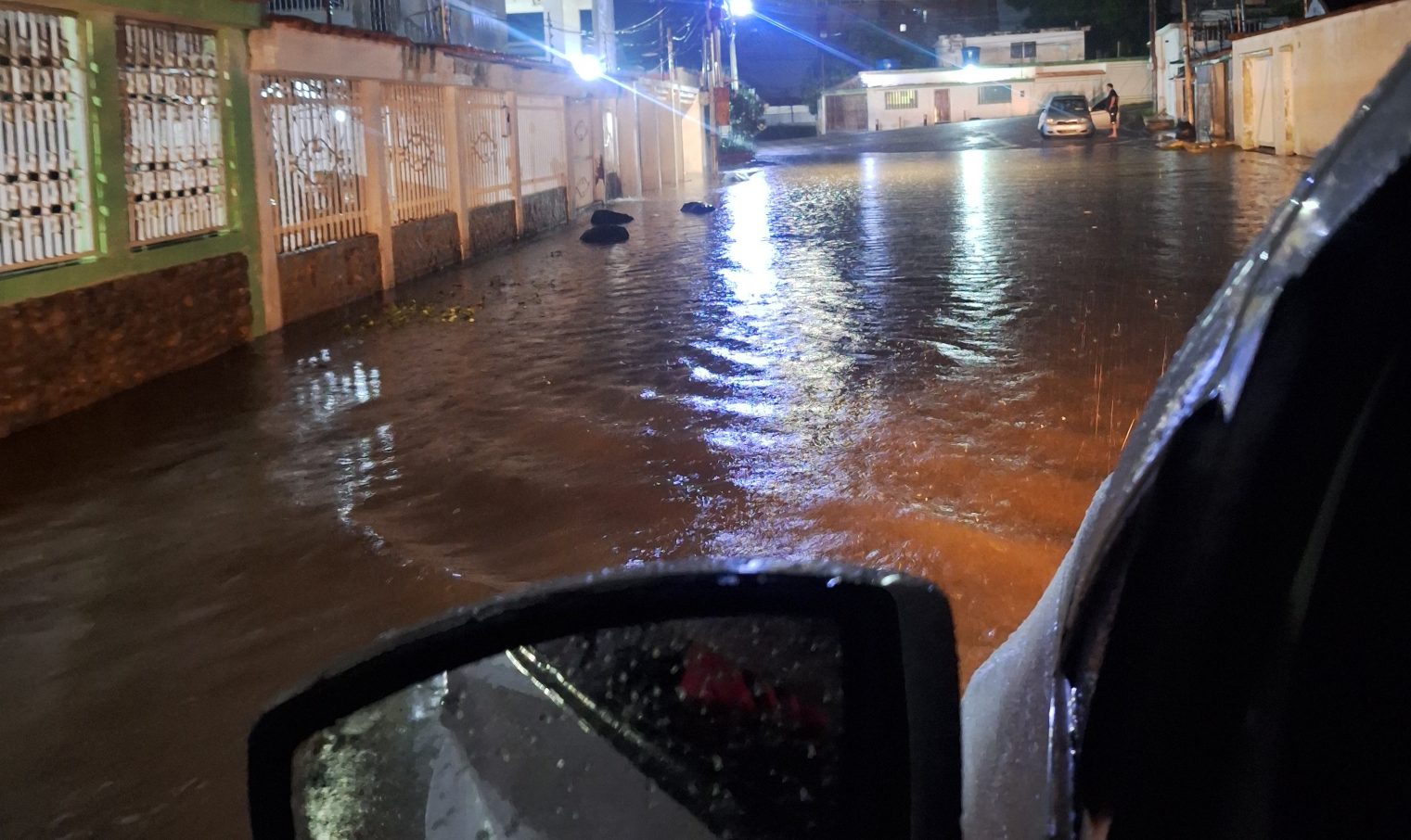 Palo de agua acompañado de tormenta eléctrica inundó calles, casas y cañadas en Maracaibo