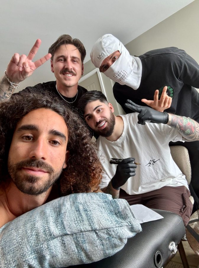 Marc Cucurella cumplió su promesa y se tatuó la cara de Luis de la Fuente