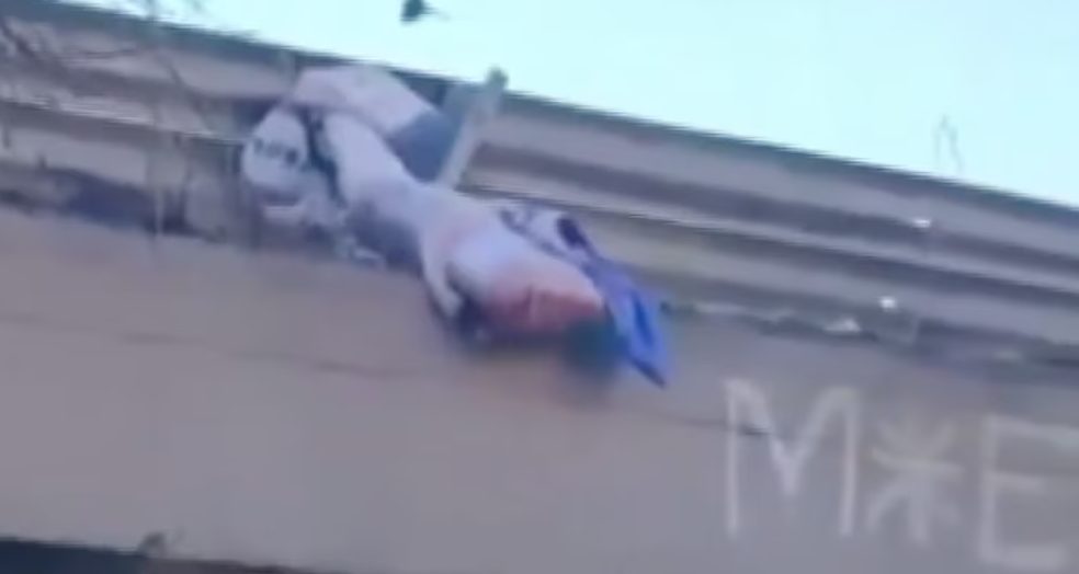 "Los Lobos" colgaron un cuerpo decapitado en puente de Quito por una disputa criminal