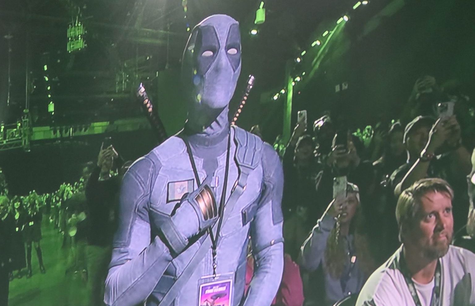 Ryan Reynolds irrumpió en la Comic-Con disfrazado de Deadpool para pedir un papel en “Avengers: Doomsday”