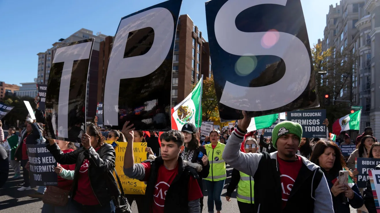 Juez bloqueó cambios de Uscis que ponían en riesgo permisos de trabajo por asilo y TPS