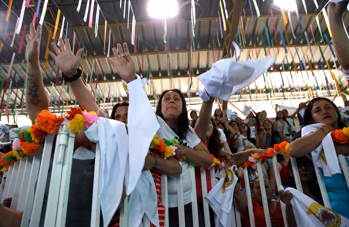 La ofrenda de unas reclusas chilenas a las víctimas de los terremotos en Venezuela