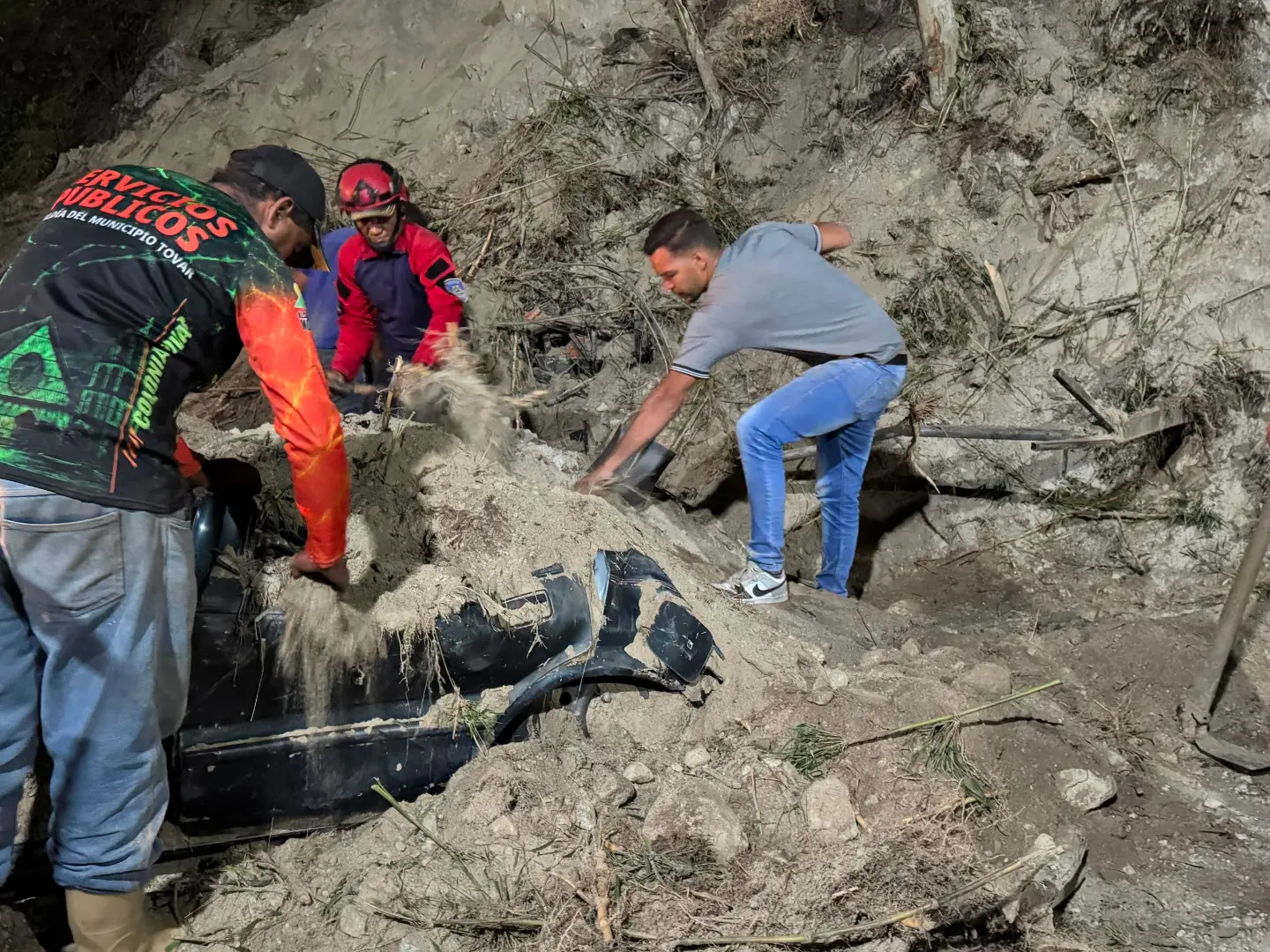 VIDEO: masivo deslizamiento de tierra sepultó varios vehículos en la Colonia Tovar