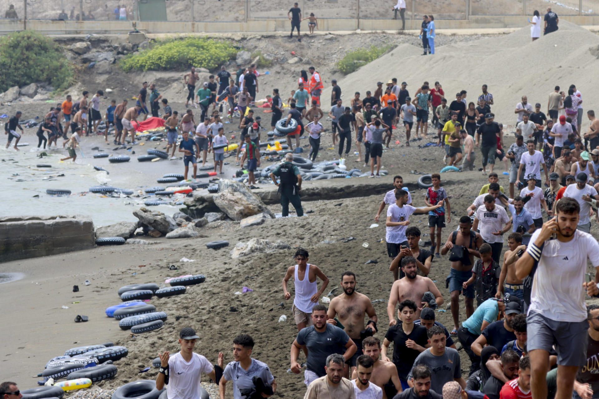 En VIDEO: miles de marroquíes saltan valla fronteriza de Ceuta y entran ilegalmente a España