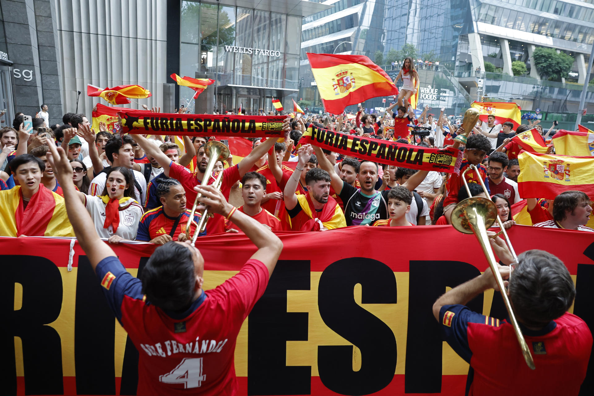 Nueva York se tiñó de rojo y albiceleste: así se vive la locura antes de la gran final (FOTOS)