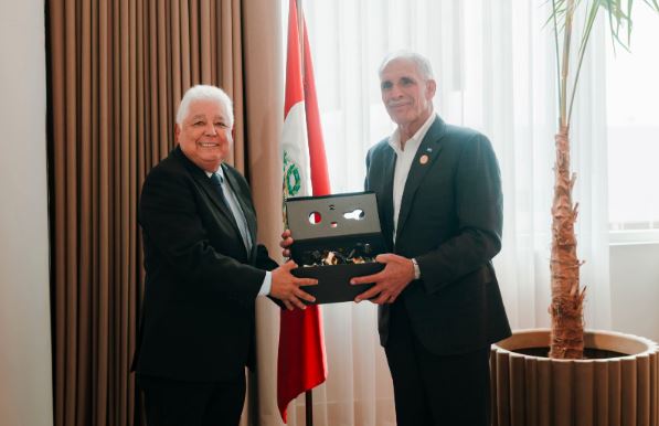Presidente de Honduras llegó a Perú para asistir a la investidura presidencial de Keiko Fujimori
