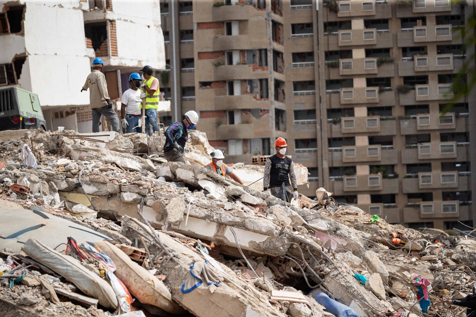 Búsqueda entre escombros: la misión imposible que conmueve al mundo