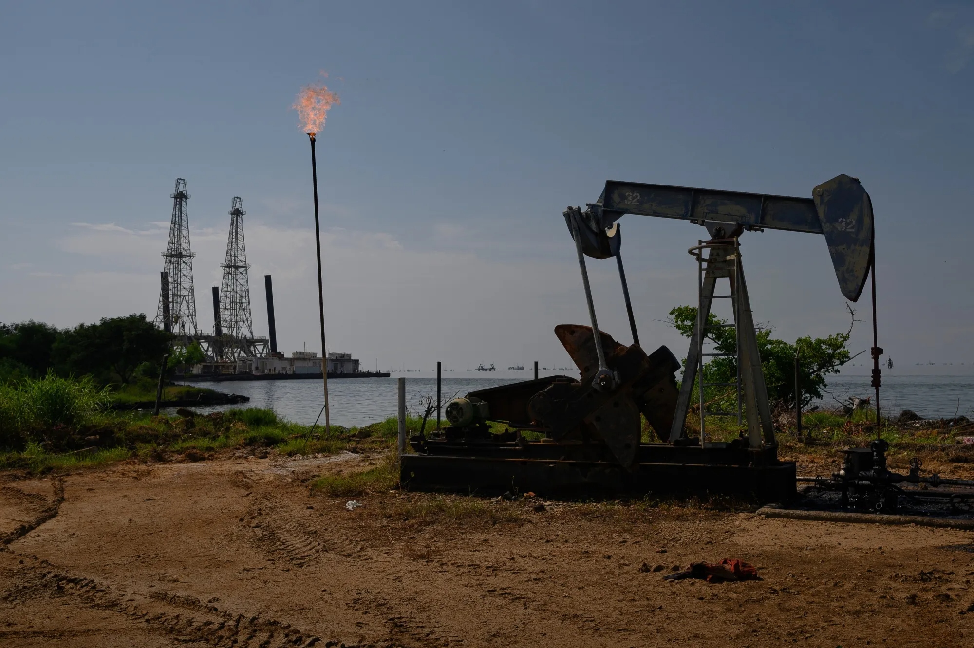 Multimillonarios brasileños compraron activos petroleros en Venezuela, según Bloomberg