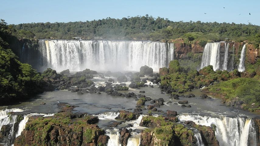 Paseo turístico por las cataratas del Iguazú se convirtió en tragedia tras volcarse una embarcación