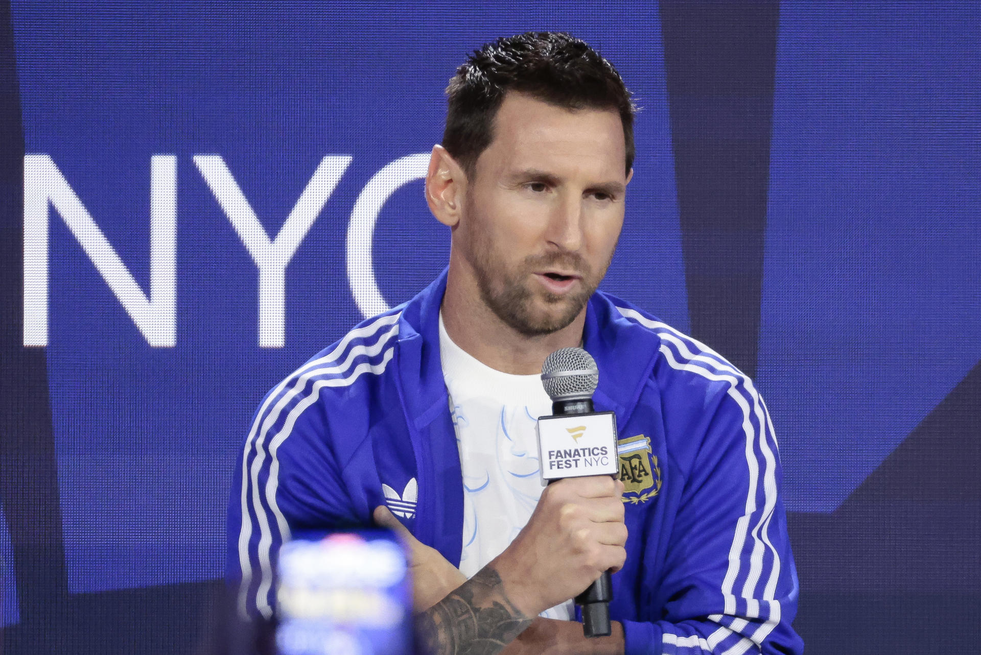 "Messi dio ejemplo alejándose del movimiento populista que se aprovechó de Maradona"