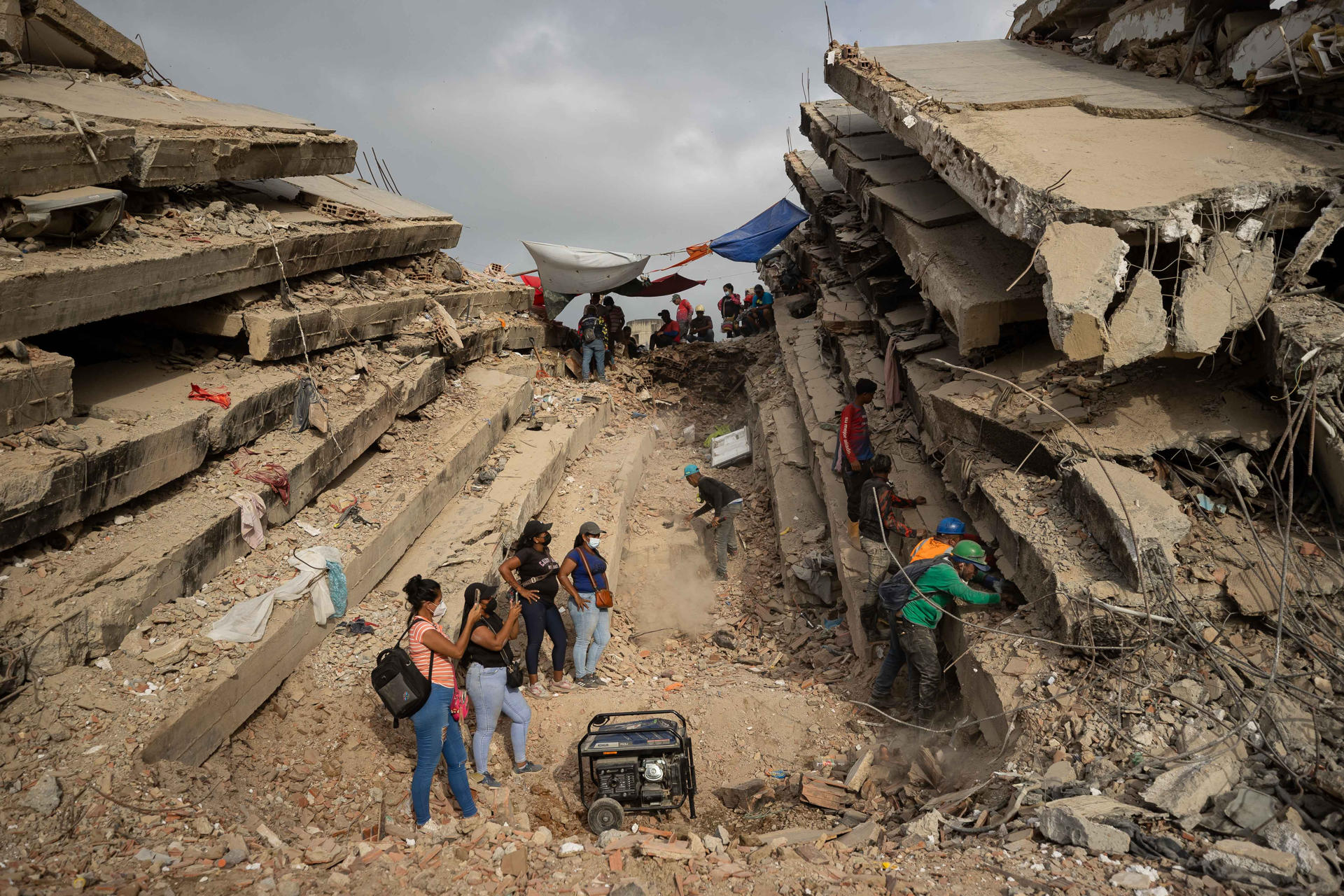 Ascendió a 5.546 la cifra de muertos tras cumplirse un mes de los terremotos, según el chavismo