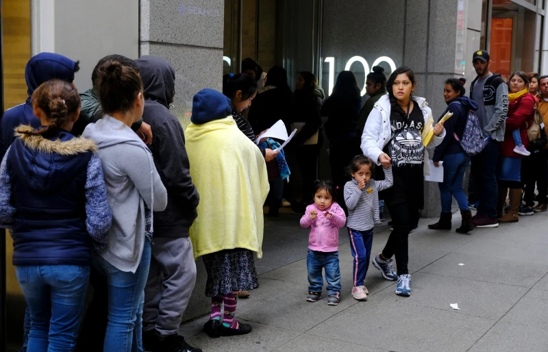 Trump revive la regla de "carga pública" que puede impedir a algunos inmigrantes obtener la green card