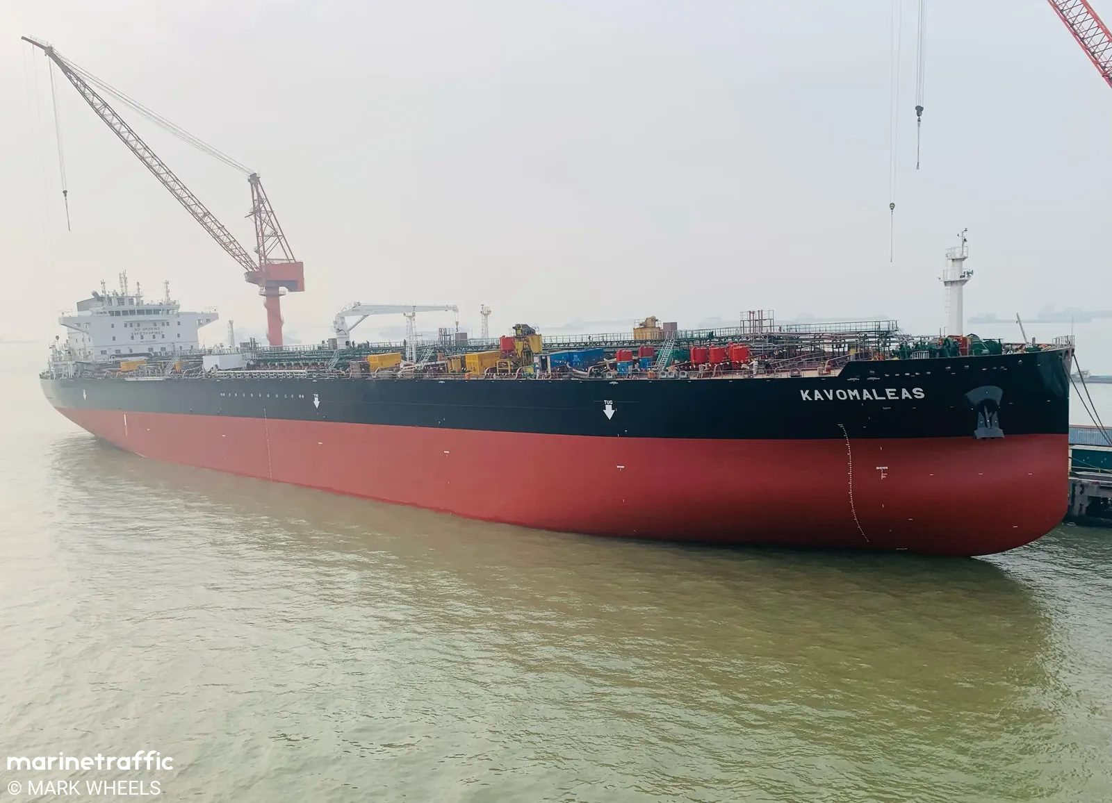 Dos petroleros explotaron en el estrecho de Ormuz tras ataque iraní