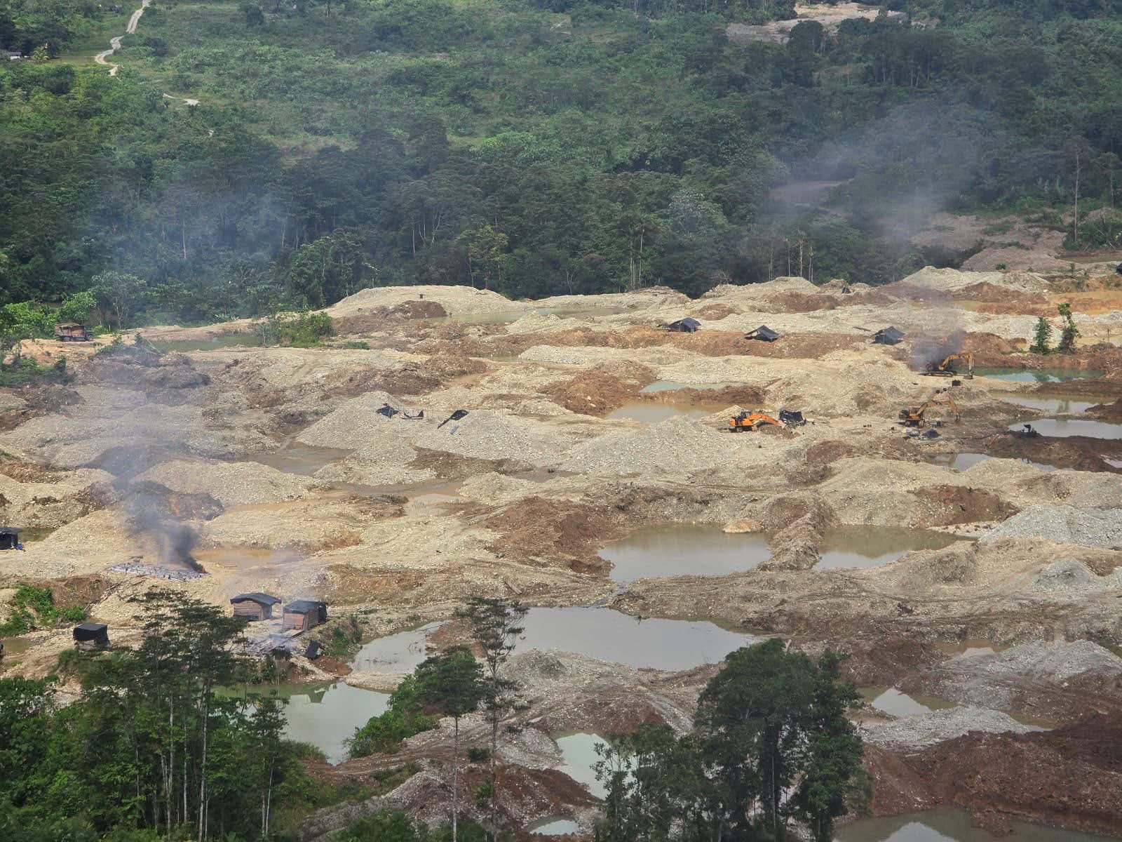 Ecuador destruyó nueve campamentos de minería ilegal en una provincia fronteriza con Colombia